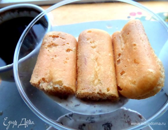 Мой бокал для мартини сильно расширяется кверху,поэтому на крем вошло три кусочка печенья.