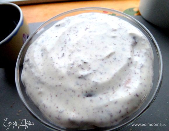 Выкладываем остатки данного крема,разравниваем.