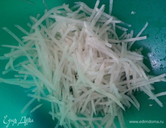 Дайкон натираем на терке, солим, перемешиваем (не мнем), отставляем на 10-15 минут. Затем необходимо промыть ледяной водой, откинуть на дуршлаг и дать воде стечь.