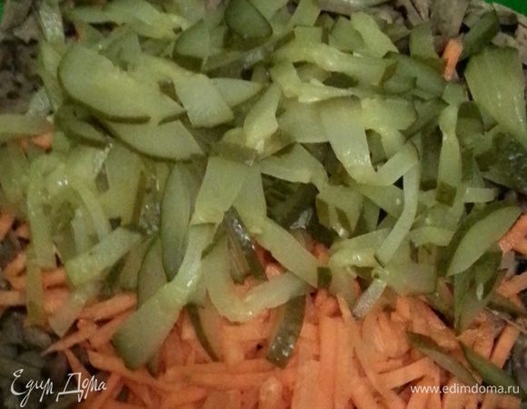 Натираем сырую морковь (скорее для цветового разнообразия), 2 небольших маринованных огурчика нарезаем соломкой (для сочности салата)...