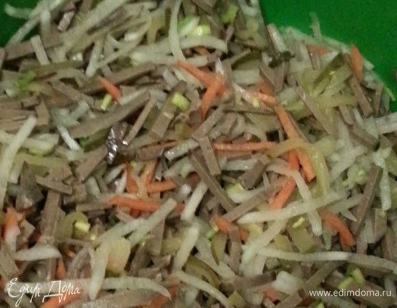 Добавляем лук-порей, промытую редьку, перемешиваем. Заправить салат можно чем угодно, я заправляю сметаной или нерафинированным маслом, муж  иногда заправляет майонезом, поэтому салат храним без заправки, каждый себе делает заправку порционно.