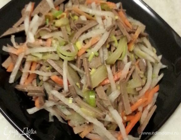 Выкладываем в тарелку... заправляем по желанию...