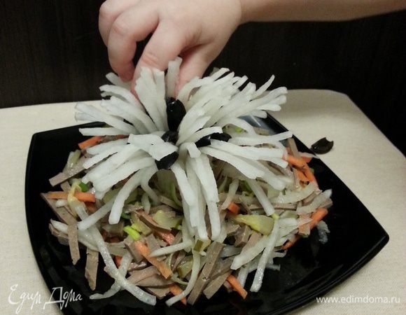 Можно украсить цветком из редьки и маслин. Фотографировать надо было очень быстро, потому что в цветке были маслины, а младший сын их очень любит.