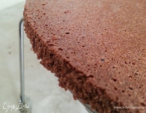 Начинаем с приготовления бисквита. Выстилаем дно разъемной формы бумагой. Отмеряем все необходимые ингредиенты. (В этот момент я решила что такого маленького количества продуктов просто не хватит на мою форму в 22 см, но я ошибалась, все получилось великолепно). Вместо рисовой муки можно использовать картофельный крахмал. Включаем духовку на 175-180 С. Муку, разрыхлитель и какао смешиваем.
Разделяем яйца на белки и желтки, белки убираем в холодильник. Желтки с сахаром хорошо перемешиваем венчиком (у меня насадка к блендеру). Вводим крутой кипяток по 1 ложке, не прекращая взбивать. Взбиваем в течение 10-12 минут, пока масса не увеличится в 2-3 раза. Мучную смесь добавляем за 2 раза, аккуратно перемешивая каждый раз силиконовой лопаткой сверху-вниз, так чтобы воздушность не ушла. Достаем белки, промываем и хорошо вытираем венчик, взбиваем белки (сначала на маленькой скорости, затем скорость повышая) до устойчивых, но не крутых, пиков. Вводим белки за 2-3 приема в желтково-мучную массу, перемешивая аккуратно сверху-вниз. Полученное тесто выкладываем в форму и ставим в разогретую духовку. Печем 25-30 минут, до сухой лучинки. Остужаем немного в форме, снимаем борта, дно и полностью охлаждаем на решетке.