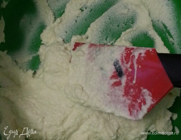 Адыгейский сыр и часть сливок взбиваем в комбайне до состояния пюре. Добавляем 220 г кефирного крема, сахар, ванильный сахар, яйца, перемешиваем силиконовой лопаткой - взбивать не надо, воздушность здесь не нужна.