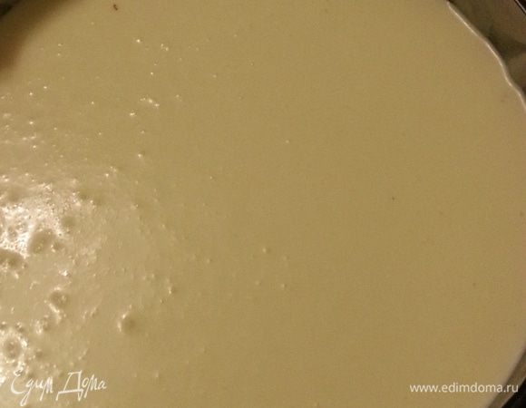 Выливаем сырную начинку на бисквит, я всегда закрываю форму фольгой - у меня такой стереотип - чиз должен быть белым, не должен он быть загорелым. Ставим в заранее разогретую до 175-180 С духовку на 50-60 минут, через это время снимаем фольгу, серединка должна "колыхаться" немного, а края "схватиться", можно оставить еще на 10 минут без фольги. Выключаем духовку, оставляем на 2-3 часа в выключенной духовке. Убираем в форме в холодильник на ночь.