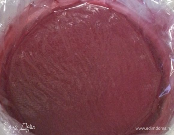 Варим вишневый крем: размороженную вишню давим прессом для пюре, чтобы выжать сок (у меня получилось 150 мл), ставим на плиту. Взбиваем яйца и сахар вилкой, вводим подогретый вишневый сок в яичную смесь постоянно помешивая. Выливаем обратно в кастрюлю и увариваем на среднем огне. Снимаем с плиты и закрываем пищевой пленкой, в контакте с кремом. Остужаем до комнатной температуры, перекладываем в кулинарный мешок и убираем в холодильник до утра.