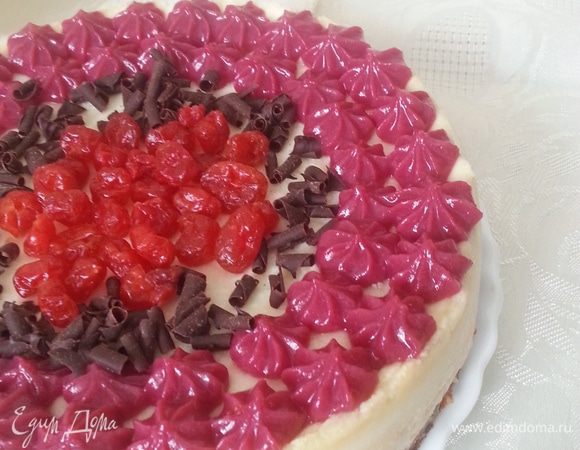 Утром украшаем чиз: по периметру крем, в центре вяленая вишня, между ними - шоколадная стружка. В этот момент мне пришла в голову следующая мысль - можно было проварить вишню с соком и сахаром, затем вынуть вишню и просушить ее, а из сиропа также приготовить крем. И использовать эту вишню для украшения - оттенки крема и вишни совпадали бы, мне кажется, была бы большая гармония внешнего вида.