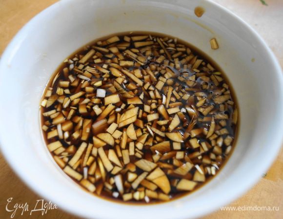 Подготовить медовый маринад: чеснок мелко порубить. Смешать мед и соевый соус, хорошо перемешать, добавить чеснок. 