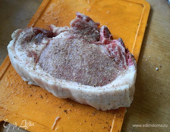 Свиные отбивные толщиной 1,5-2 см. натереть с 2х сторон солью и смесью перцев.