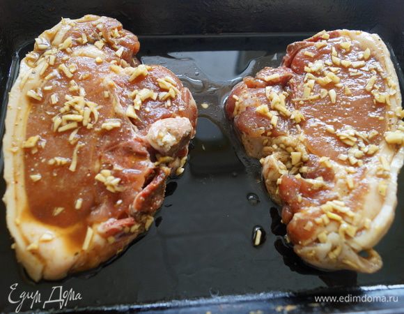 Противень смазать маслом и выложить на него свиные отбивные, сверху полить маринадом. Поставить мясо запекаться в духовку разогретую до 160-180 градусов на 1,5-2 часа.