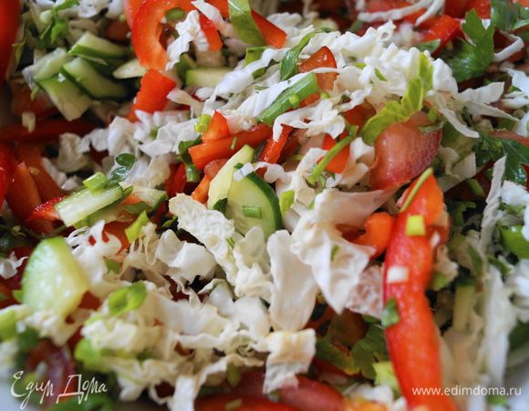 Для салата: нарезать все овощи, посолить и заправить оливковым маслом.