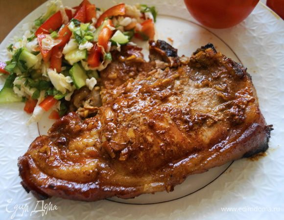 Готовые отбивные выложить на тарелку, рядом устроить пару ложек салата и все! Приятного аппетита!!!