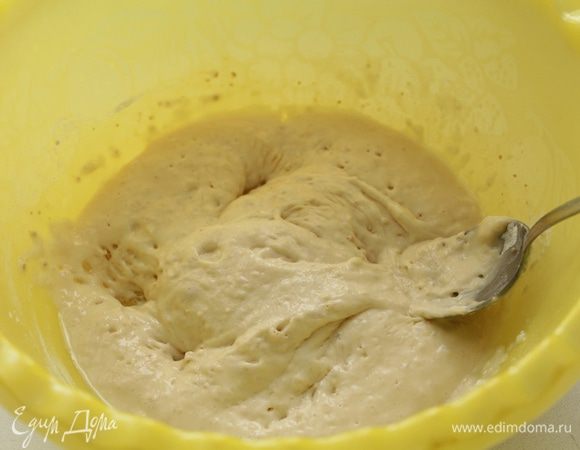 В теплое молоко добавить сахар, 0,5 стакана муки и дрожжи. Оставить на 30 минут, чтобы дрожжи растворились.