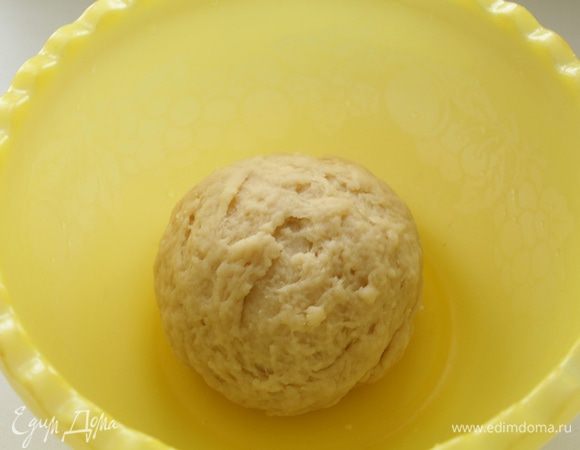 Добавить растительное масло, соль, яйцо и постепенно вмешать оставшуюся муку. Тесто должно получиться мягким и эластичным. Положить в миску, накрыть и поставить в теплое место на 1,5 часа.