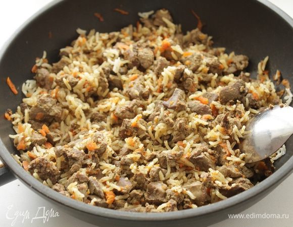 Печень нарезать небольшими кусочками, обжарить до полуготовности. Лук и морковь нарезать небольшими кубиками, пассеровать на разогретой сковороде в небольшом количестве растительного масла. Остудить, смешать с отварным рисом, печенью. Начинку посолить и поперчить по вкусу.