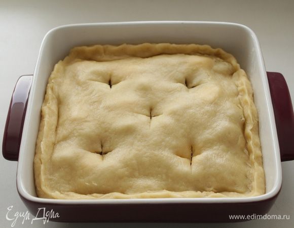 Накрыть пластом раскатанного теста, размером поменьше. Защипнуть края, смазать тесто смесью яйца с молоком, наколоть пирог вилкой или сделать надрезы.