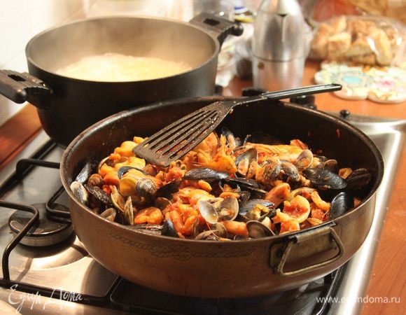 Параллельный 2-му.
Вы спросить,а где же мидии? Мидии мы готовим в отдельной кастрюльке. Кастрюльку нагреваем с ложкой оливкового масла, бросаем туда мидии,  накрываем крышкой и ждем 5 минут. Открываем, перемешиваем, мидии пустили сок и должны были раскрыться. Нераскрывшиеся мидии вынимаем, они не годятся. Все содержимое кастрюльки вместе с соком и мидиями перекладываем в нашу большую сковороду к креветкам, морепродуктам и томатам.