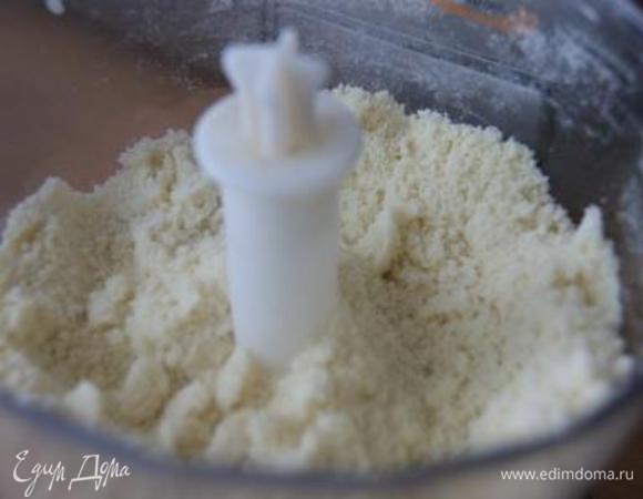 Готовим крамбл. Масло нарезать кусочками выложить в блендер, добавить муку и соль. Сделать несколько оборотов. Масса должна превратиться в мелкую крошку.