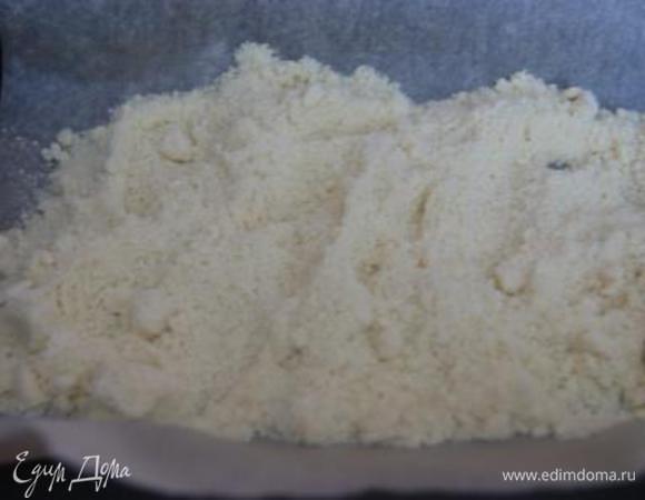 Противень выстелить бумагой для выпечки. Крамбл запечь при 200 гр. 10-15 минут.