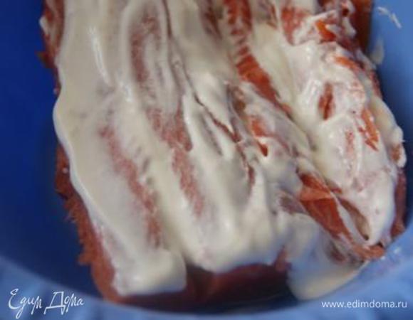 Покрыть рыбу нежирной сметаной, оставить на 10 минут.