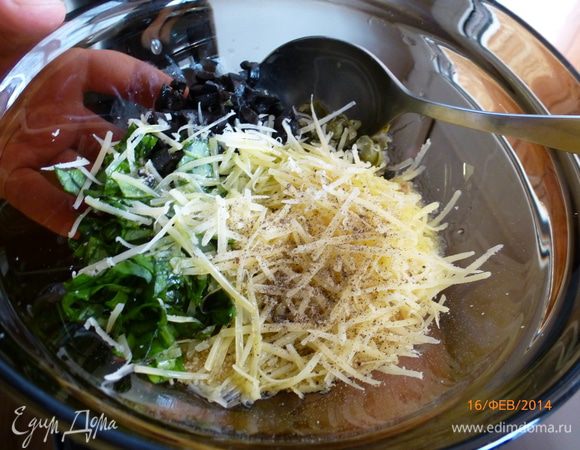 Сюда же натираем сыр. В идеале - пармезан, у меня - гауда. Перчим и солим по вкусу. Я не солила, у меня каперсы очень соленые. Добавляем оливковое масло. Все перемешиваем.