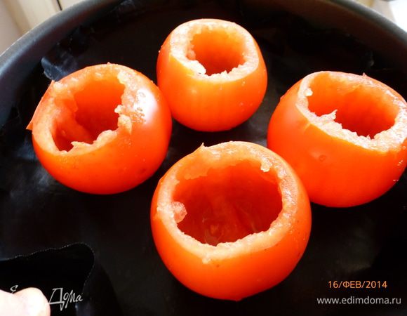 У помидоров срезаем верхушку. Удаляем сердцевину, оставляя стенки. Помидоры лучше использовать мясистые.