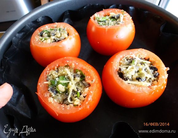 Фаршируем помидоры. Запекаем в духовке 30-40 минут при температуре 180 градусов до мягкости помидоров.