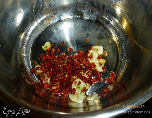 Готовим соус для спагетти. На оливковом масле слегка обжариваем чеснок, порезанный дольками. Добавляем паприку.