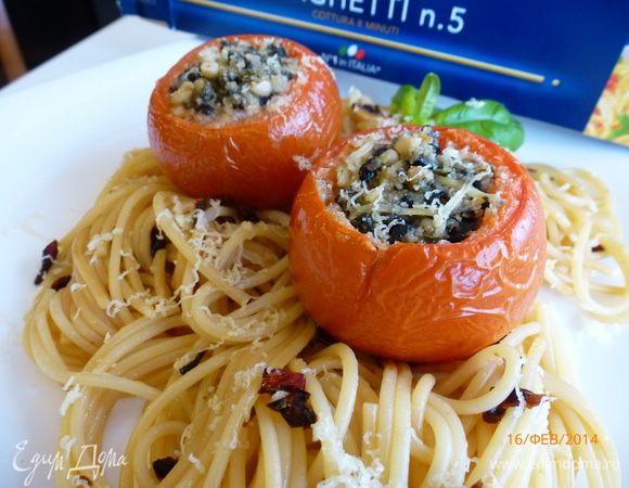 К соусу добавляем спагетти, аккуратно перемешиваем. На каждую тарелку выкладываем спагетти и по 2 помидора. Посыпаем пармезаном, украшаем базиликом. Приятного аппетита!