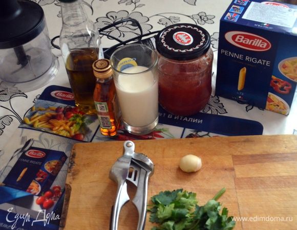 Поставьте на огонь большую кастрюлю с подсоленной водой для варки пасты.