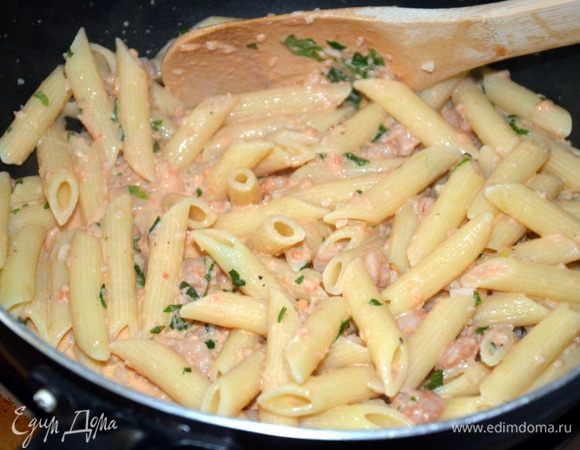 Отварите пасту по инструкции минус 1 минута слейте воду, переложите в сковороду, как следует перемешайте и оставьте на минутку отдохнуть. Подавайте сразу же, ешьте с удовольствием! Buon appetito!