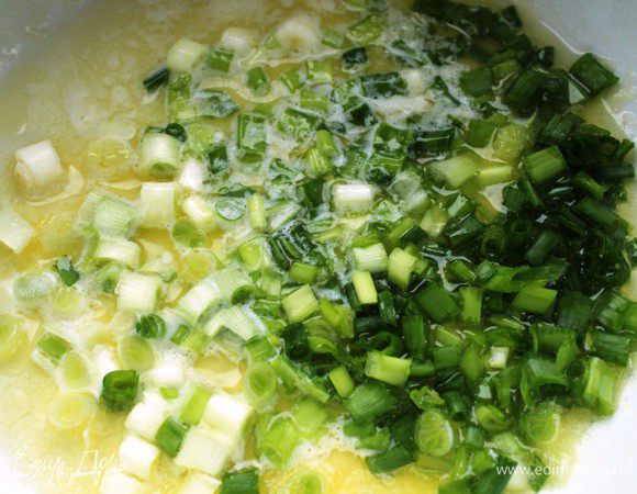 Растопить в сотейнике  сливочное масло, добавить оливковое масло, положить туда нарубленный  зеленый лук и пассеровать на умеренном огне 2 минуты.