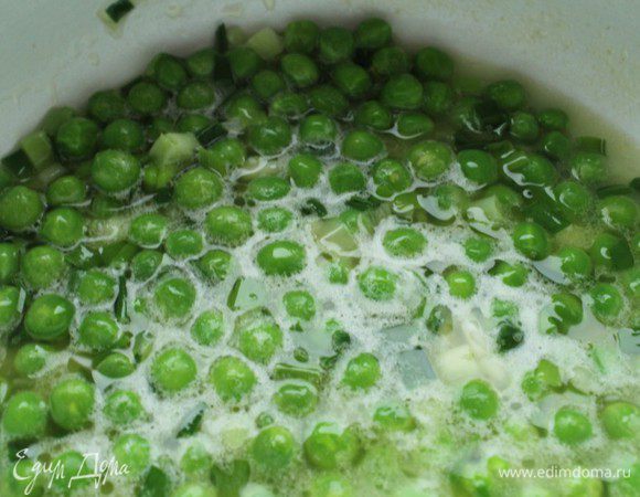 Добавить горошек (не размораживая), влить воду от пасты, приправить солью и перцем и тушить еще 1-2 минуты.
