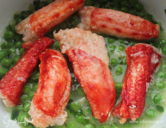 Добавить крабовое мясо, готовить еще 2 минуты.