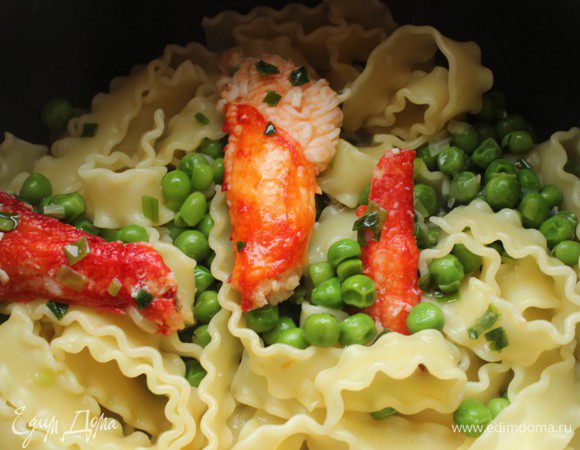 Соединить пасту с соусом. Дать настояться в течение 2-3 минут.