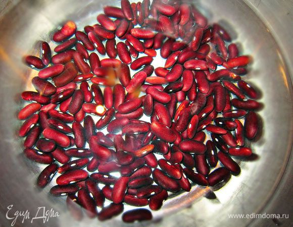 Отварить до готовности фасоль (можно использовать баночку и готовой, в собственном соку, фасоли).