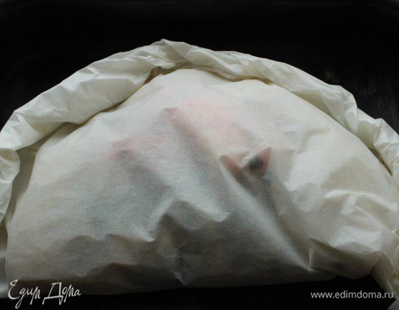 Завернуть края пергамента и сделать вот такой "чебурек". Запекать в духовке 10 минут при температуре 200 градусов.
