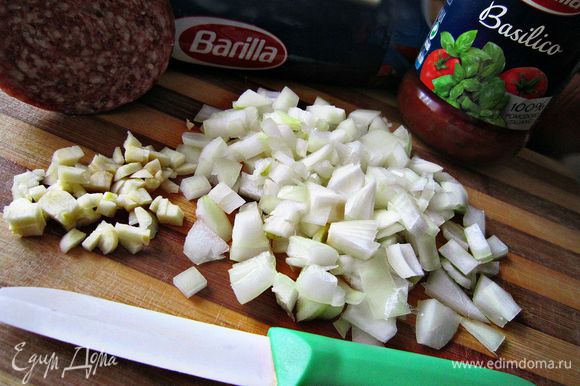 Мелко порезать луковицу, измельчить чеснок.