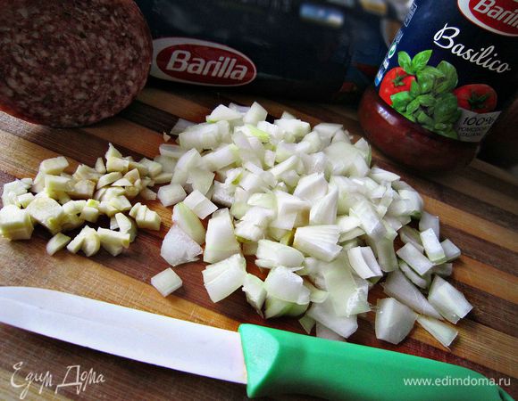 Мелко порезать луковицу, измельчить чеснок.