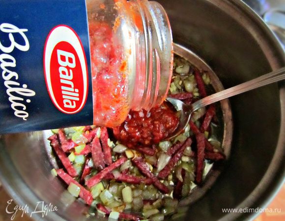 Добавляем томатный соус, соль, перец, орегано, майоран и ещё пару минут тушим. Затем вливаем в сотейник горячую воду, около 2 л, отваренную фасоль и доводим до кипения.