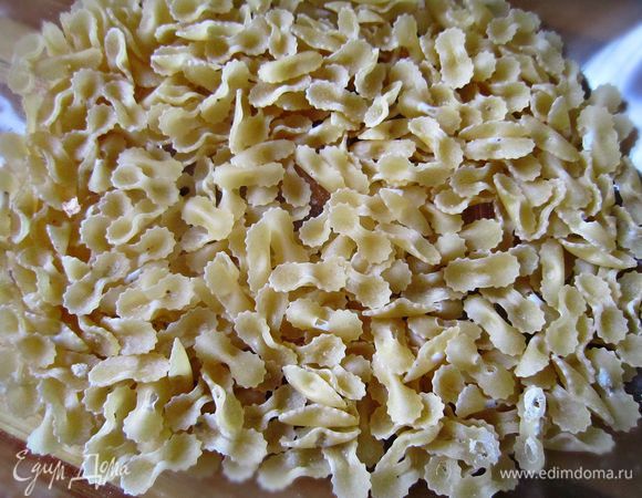 Нам потребуются мелкие макаронные изделия, например, паста mini farfalle Barilla.