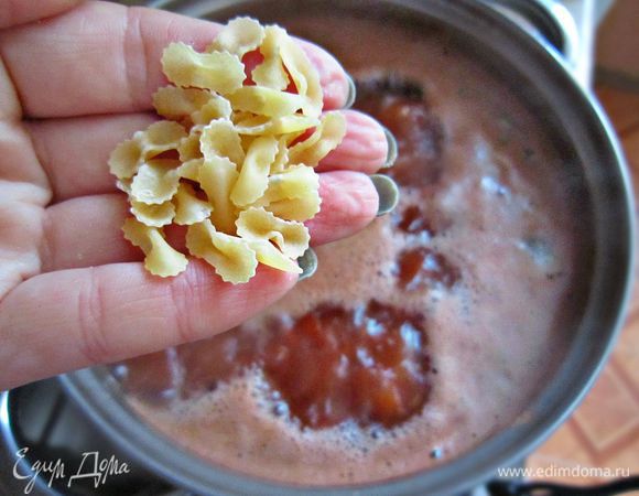 Добавляем пасту в кипящий супчик вместе с порубленными веточками петрушки. Варим до готовности пасты.