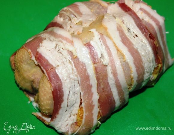 Обернуть тушку цыпленка беконом (апельсины окажутся между беконом и цыпленком).