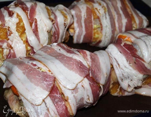 Выложить обернутых цыплят на противень, лучше на решетку, установленную на противень, чтобы лишний жир стекал вниз. Запекать в духовом шкафу при температуре 200 градусов минут 45-50 (в зависимости от размера цыплят).