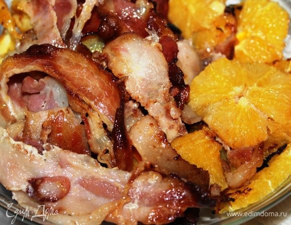 Важно: необходимо следить за тем, чтобы бекон не подгорел. Поэтому через минут 25-30 следует выложить поджаренный бекон и кружки апельсинов в тарелку.