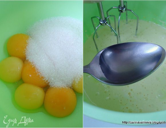 Яйца (среднего размера), разделить на белки и желтки. Желтки взбить с сахаром до пышной массы, не прекращая взбивать постепенно, добавить горячую воду по одной ложке. 