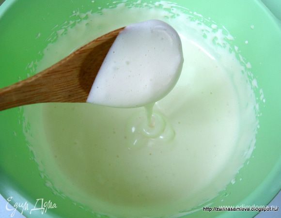 Взбивать не менее 4-5 минут, за это время масса должна увеличиться в 3-4 раза и стать немного тягучей. 