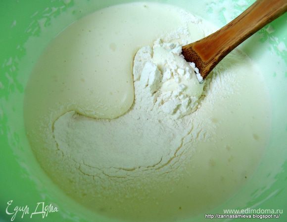 Пшеничную муку смешать с рисовой мукой и разрыхлителем. Партиями всыпать во взбитые желтки, каждый раз аккуратно перемешивая.
