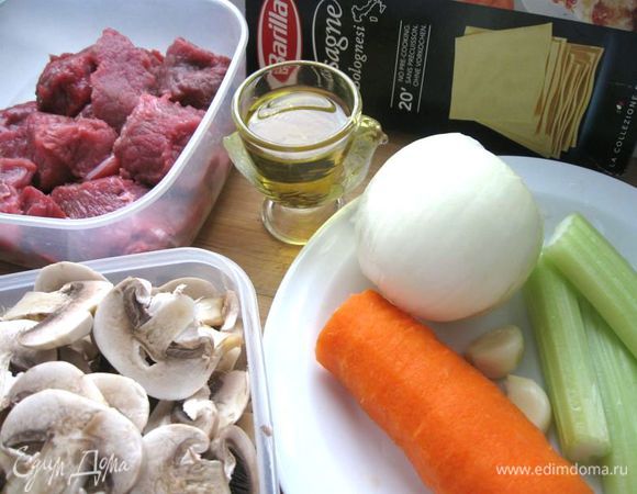 Грибы помыть, порезать пластинками. Лук, морковь и чеснок почистить.Сельдерей помыть. Мясо порезать на кусочки.